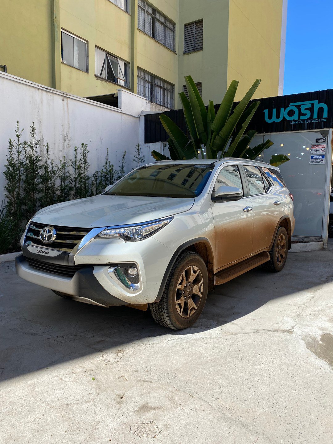 Hilux SW4 coberta de lama antes da lavagem no pátio da Wash Car Detail